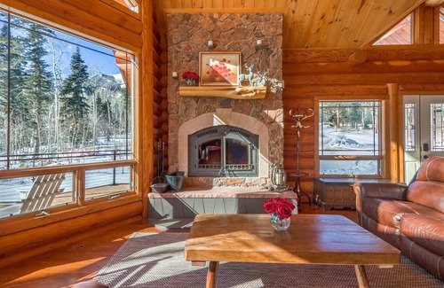 Westcliffe Cabina | Exquisite Log Cabin. 35 Wooded Acres Laced w/ Creeks & Trails