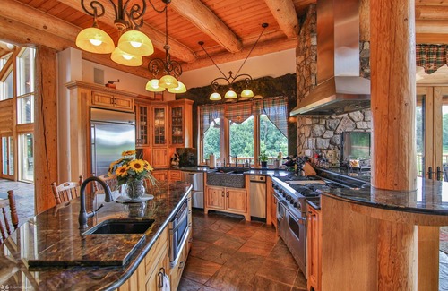 Nazareth Casa | Exquisite Log Home