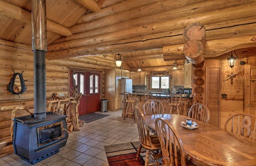 Lander Cabina | Exquisite Log Home with Lander Valley Views!