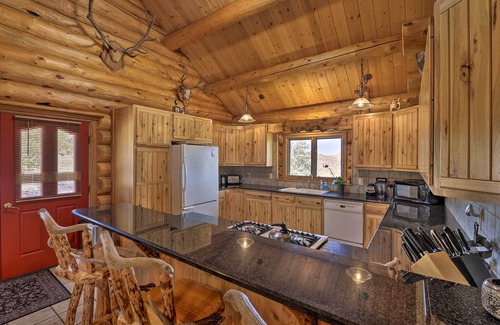 Lander Cabina | Exquisite Log Home with Lander Valley Views!