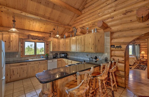 Lander Cabina | Exquisite Log Home with Lander Valley Views!