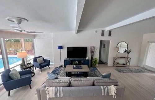 Lake Underhill Casa | Exquisite Luxury Villa with Pool in Prime Location