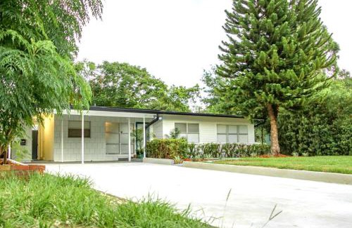 Lake Underhill Casa | Exquisite Luxury Villa with Pool in Prime Location