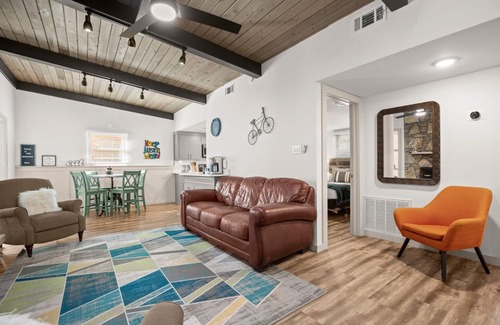 Lakeland Park Casa | Exquisite modern retreat 2 blocks from Lake Austin & Nature