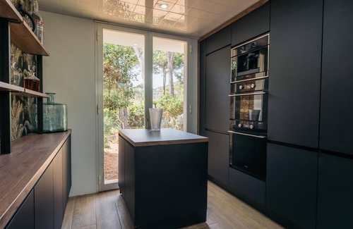 Palamos Villa | Refugio Exquisito en Cala Corbs: Vista Panorámica y Acceso Directo al Mar.