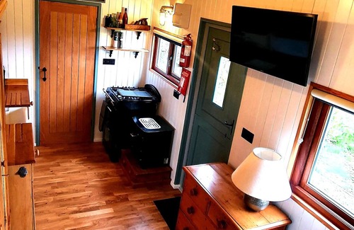 St Teath Cabina | Exquisite Shepherd's HUT With HOT TUB - Between Moor and sea