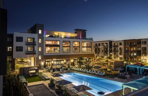 Menlo Park Condominio | Exquisite Silicon Valley Condo: Elevated Living with Rooftop Lounge