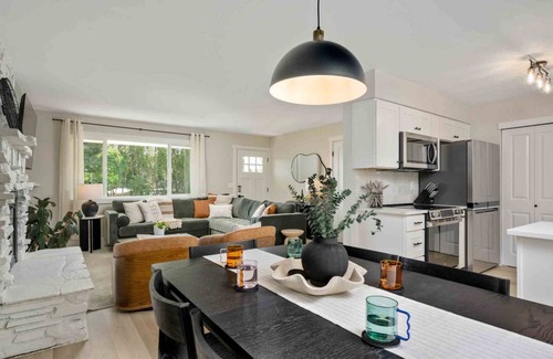 Bull Mountain Casa | Exquisite Single Level Retreat on Half-Acre, All New Decor and Furnishing, Pet Friendly, Open Layout