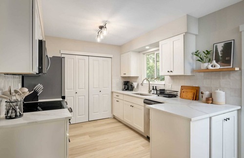 Bull Mountain Casa | Exquisite Single Level Retreat on Half-Acre, All New Decor and Furnishing, Pet Friendly, Open Layout