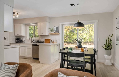 Bull Mountain Casa | Exquisite Single Level Retreat on Half-Acre, All New Decor and Furnishing, Pet Friendly, Open Layout