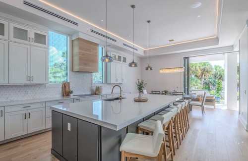 Connors Casa | Exquisite Waterfront 6-Bed Home in Naples, Pool & Spa