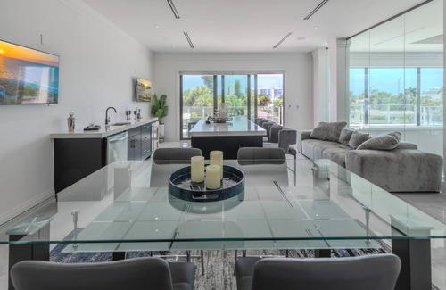 Connors Casa | Exquisite Waterfront 6-Bed Home in Naples, Pool & Spa