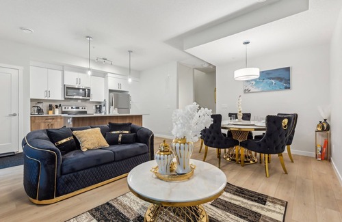 Southwest Calgary Casa | Exquisitely Furnished 2Bed Townhouse 5 Mins to Downtown