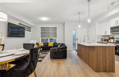 Southwest Calgary Casa | Exquisitely Furnished 2Bed Townhouse 5 Mins to Downtown