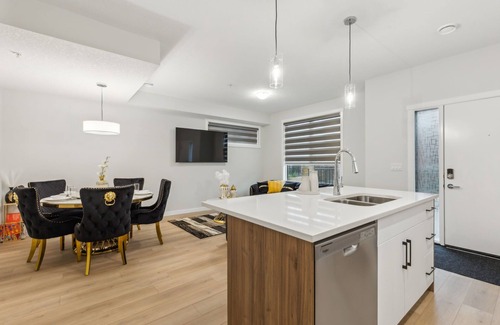 Southwest Calgary Casa | Exquisitely Furnished 2Bed Townhouse 5 Mins to Downtown