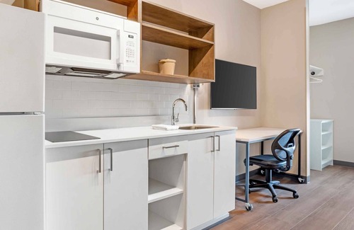 Trailer Estates Hotel | Extended Stay | 1 King Bed | Near Bradenton Center