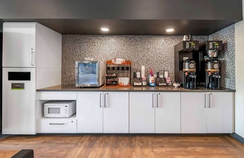 Trailer Estates Hotel | Extended Stay | 1 King Bed | Near Bradenton Center