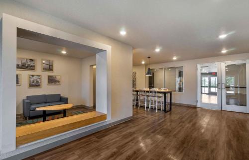 Tampa Hotel | Extended Stay America Select Suites - Tampa - Brandon - East