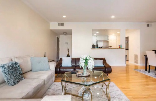 Playa Del Rey Condominio | Amplio condominio de playa del Rey en un complejo estilo complejo