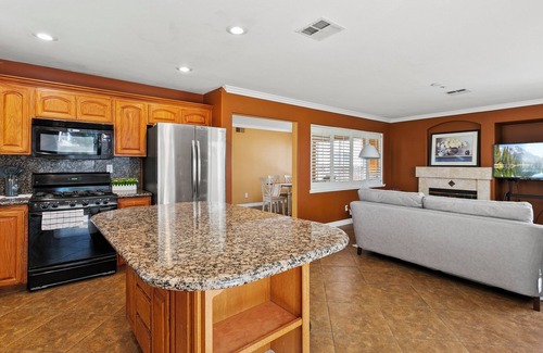 Fontana Casa | Extended Stay Deal｜4BR Home, Fully-Equipped Kitchen｜Pet Friendly #41817