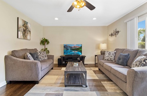 Des Plaines Casa | Extended Stay Des Plaines FHS Rental