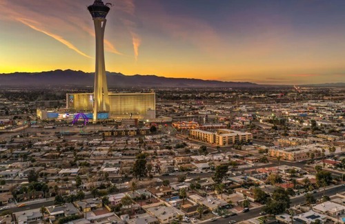 Beverly Green Casa | Extended Stay: DT Vegas Stunning Strip Views!
