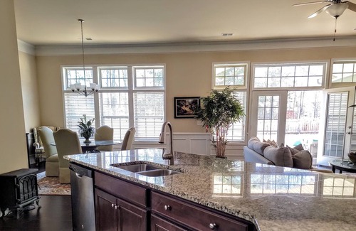 Duncan Casa | Extended Stay Executive Rental ready for you Centrally located