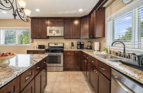 Lombard Casa | Extended Stay Lombard FHS Rental