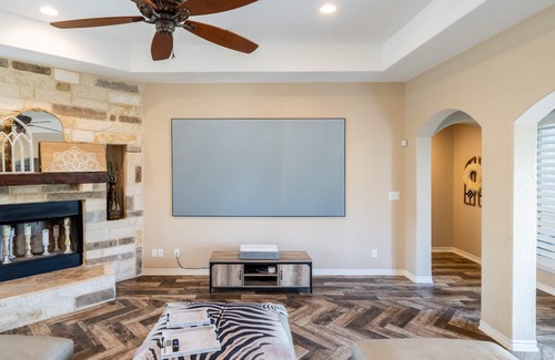 Converse Casa | Extensive Home 5BR 2.5BA - Large pool