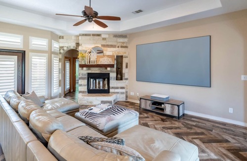 Converse Casa | Extensive Home 5BR 2.5BA - Large pool