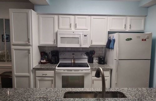 Sunset Beach Condominio | Gran unidad de primer piso deseable cerca de playa y golf. w / piscinas cubiertas y al aire libre