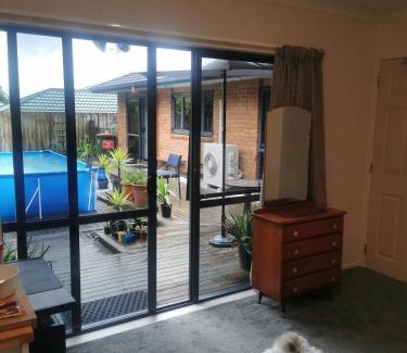 Hamilton Casa | Extra Large Room With Cozy Sofa & Tv