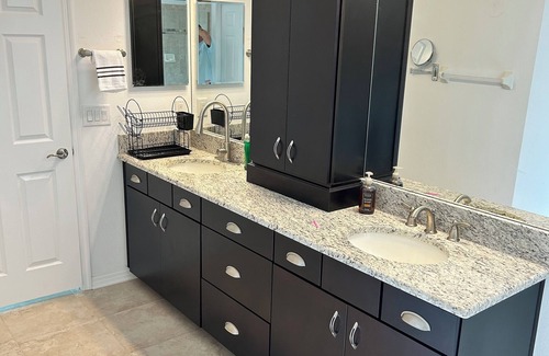 Lutz Apartamento | Extra Large studio with Pool, Gym, Queen bed, huge walk in shower.