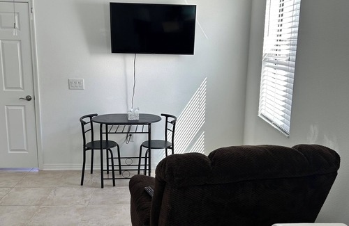 Lutz Apartamento | Extra Large studio with Pool, Gym, Queen bed, huge walk in shower.