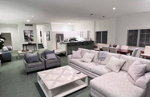 Petoskey Condominio | Extra Spacious 2Bed w/Large Terrance + Amenities