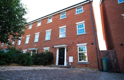 Rochester Casa | Extraordinary Tranquil Rochester Free Parking X 2