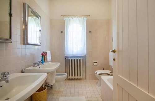 Dormelletto Villa | Villa llamativa con piscina en un gran parque privado