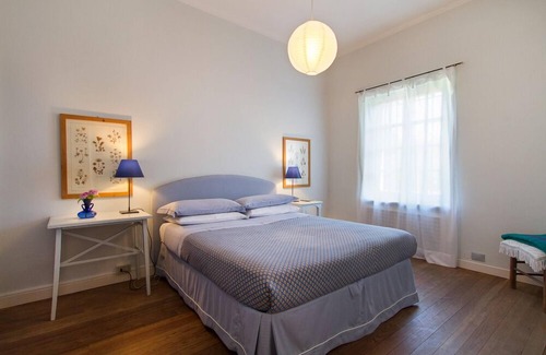 Dormelletto Villa | Villa llamativa con piscina en un gran parque privado