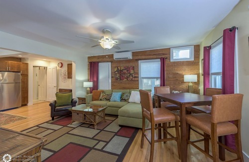 Downtown Cabaña | Eyebrow Suite - 2bd/1.5ba Suite off Duval