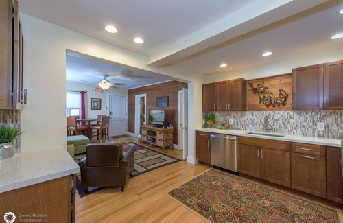 Downtown Cabaña | Eyebrow Suite - 2bd/1.5ba Suite off Duval
