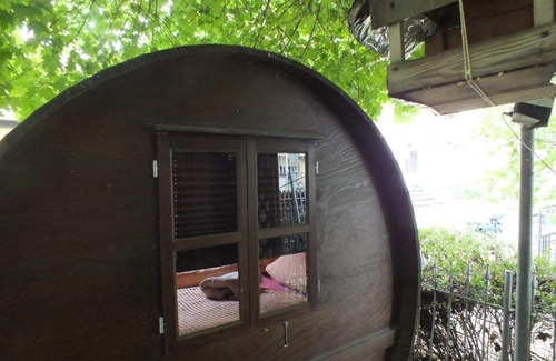 Hitdorf Casa | Für Alleinreisende-1 Person- Single Room- Rustikales freistehendes Mini Holzfass zum Schlafen, mit angrenzendem Badezimmer!