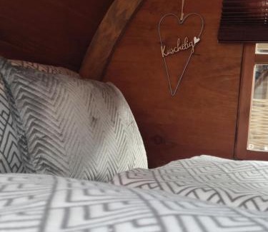 Hitdorf Casa | Für Alleinreisende-1 Person- Single Room- Rustikales freistehendes Mini Holzfass zum Schlafen, mit angrenzendem Badezimmer!