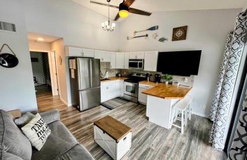 Osage Beach Apartamento | F Lakefront! Remodeled, Sleeps 4, Boat Slip, Patio, WiFi, Cable, Pool
