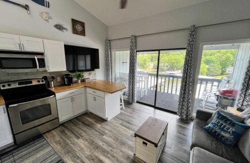 Osage Beach Apartamento | F Lakefront! Remodeled, Sleeps 4, Boat Slip, Patio, WiFi, Cable, Pool