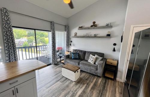 Osage Beach Apartamento | F Lakefront! Remodeled, Sleeps 4, Boat Slip, Patio, WiFi, Cable, Pool