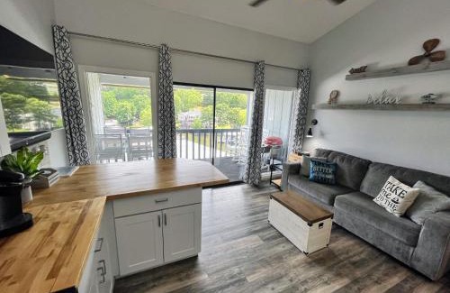 Osage Beach Apartamento | F Lakefront! Remodeled, Sleeps 4, Boat Slip, Patio, WiFi, Cable, Pool