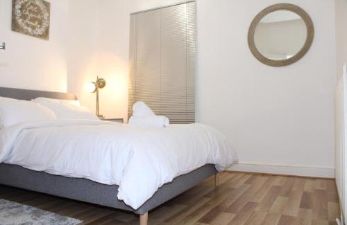 Derby Apartamento | F2S SERVICED APARTMENTS 2Bedroom Terrace house with Free Wifi Netflix Suitable for Contractors walking distance to Train station