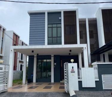 Tebing Tinggi Villa | F4 ROOM 4 PRIVATE BATHROOM 4B12B 5 min City Center