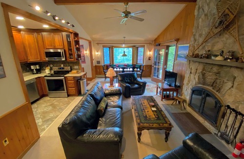 Bretton Woods Cabaña | F9 Renovated Bretton Woods slopeside condo with 2 living rooms, foosball, air hockey, dog friendly!