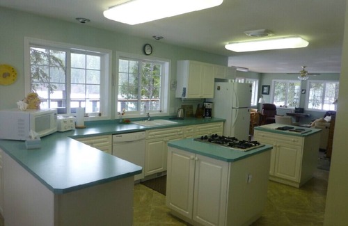 Kootenay Boundary Casa | Family Fun, Seclusion, and Adventure You'll find it at Kingfisher Cove!